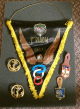 FANION MILITAIRE PARACHUTISTE 1er RIAOM DAKAR ANNEES 1960/70 + 4 insignes