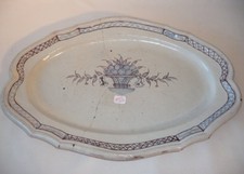 Plat dit "cul noir" Restauration aux agrafes Faience camaieu bleu 