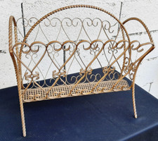 Porte revue en fer forgé et