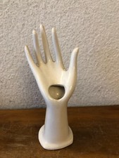 superbe petit baguier  porte bijoux en forme de main blanche  Vintage