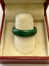 ANCIENNE BAGUE  EN JADE FONCÉE SCULPTÉE VÉRITABLE - BIJOU ÉLÉGANT