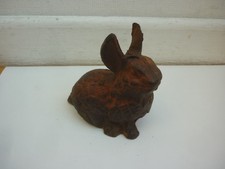 Statue , sculpture en fonte d'un petit lapin , déco jardin