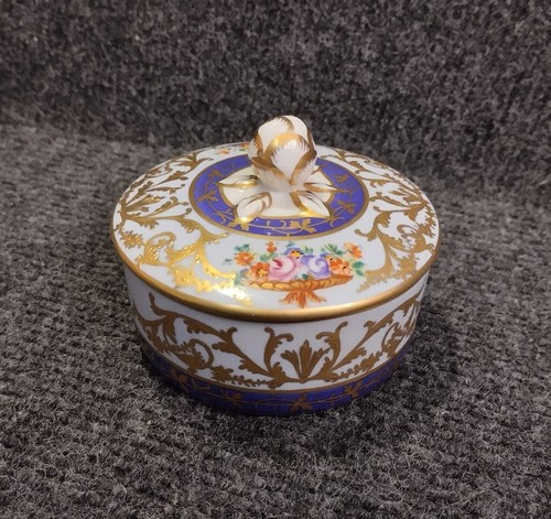Boite ronde porcelaine signée