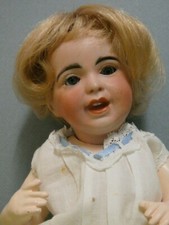 Poupée ancienne: Charmant petit bébé SFBJ 236 taille 2  24 cm.