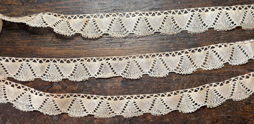 Dentelle ancienne petite - -,