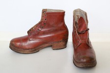 Paire de galoches en cuir des années 40