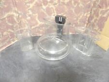 Couvercle avec poussoirs pour