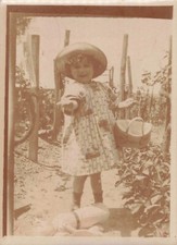 ANCIENNE PHOTOGRAPHIE CIRCA 1920 FILLETTE DANS LE JARDIN AVEC SON PANIER