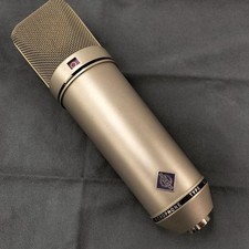 Microphone à condensateur NEUMANN U87 P48 d'occasion avec des vêtements...