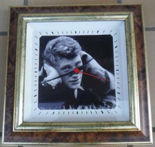 horloge quartz neuve  N°1 JOHNNY HALLYDAY bois 28X28 cm  véritable photo N et B 