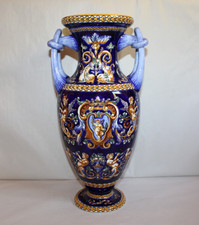 Grand vase amphore en faïence de Gien, décor Renaissance Italien bleu, h. 39.5cm