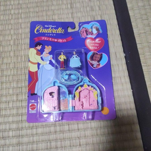 Ensemble poupée château - poupée, et