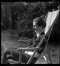Femme assise chaise longue - Ancien négatif photo an. 1940