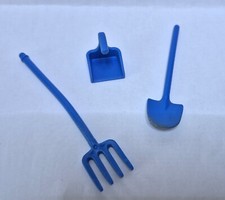 3 OUTILS BLEUS POUR FERME JARDIN PELLE RAMASSE POUSSIERE ET FOURCHE PLAYMOBIL