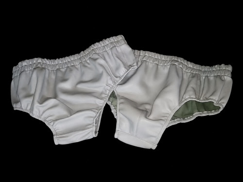 Une paire slips en cuir - slips,