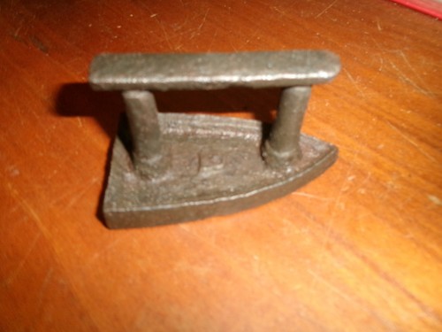 Ancien petit fer repasser - petit, à