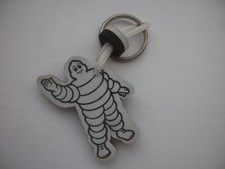 porte clés Michelin BIBENDUM saluant blanc