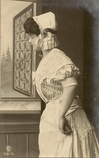 CARTE POSTALE FANTAISIE FOLKLORE COSTUME FEMME SERVANTE  