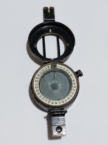 Ancienne boussole prismatique