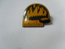 AU FOUR A BOIS - pain cheminée flammes - PINS PIN'S PUBLICITAIRE METAL