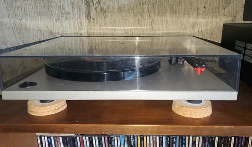 Rega turntable w - 1,