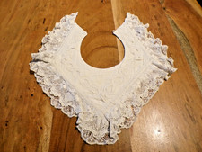 Linge ancien Bavoir en  coton blanc avec broderies et dentelle