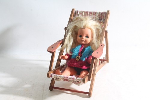 Ancienne poupée avec chaise - avec,