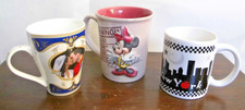 LOT  De 3 MUGS DIFFERENTS  NEW YORK/MARIAGE ROYAL ENGLAND/ MINNIE DISNEYLAND