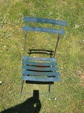 Chaise de jardin bistrot pliable en acier thermolaqué.