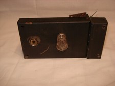 Serrure ancienne pour pose en applique avec clé et gâche.