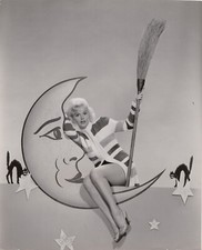 Photo originale Barbara Lang décor balai sorcière Halloween