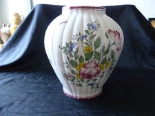 GROS VASE BOMBE ET COTELE EN FAIENCE DE LUNEVILLE DECOR DE ROSES NON SIGNE