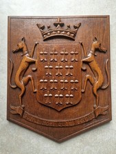 Blason en bois sculpté