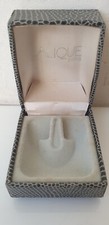 x1 BAGUE PENDENTIF BOITE