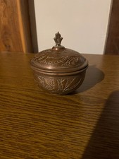 ancien petit pot en cuivre gravé avec couvercle