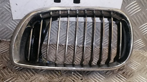 Grille calandre avant - gauche,