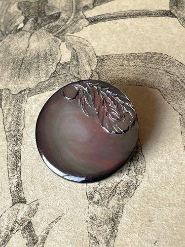 Grand bouton ancien - , en
