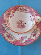 TASSES ET SOUCOUPES STYLE MINTON EN PORCELAINE ANGLAISE. 