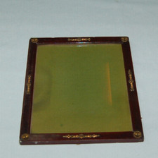 Ancien cadre en bois et décoration métal avec une vitre 20/25 cm