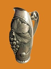 pichet en etain  signé RENE