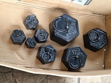 Série de 8 poids hexagonaux anciens en fonte pour balance