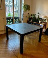 Très belle table en pierre et métal pour salle à manger avec 4 chaises en rotin