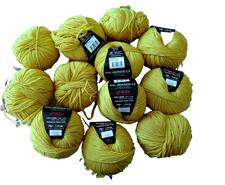 LOT DE 12 PELOTES DE LAINE