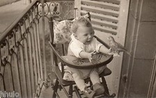 BK983 Carte Photo vintage card RPPC Enfant bébé chaise haute oiseau funny
