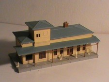 maquette HO /GARE AVEC TOITURE QUAI INCLUS.PERSONNAGES A PEINDRE/OCC