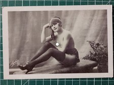 AV119 repro CPA photo curiosa érotique Jeune femme sexy dentelles sous vêtement