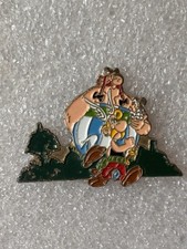 Pin's Parc d'attraction Asterix Obelix signé 1991 Goscinny Uderzo Albert René