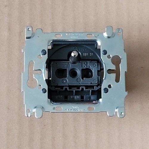 Arnould initia 69131 - 1, prise