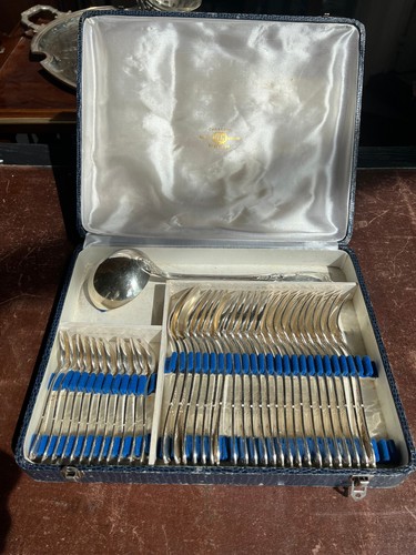 Ménagère incomplète - , en