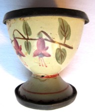 RARE Coquetier sur pied, tôle émaillée comme cafetière, décor de fuschias